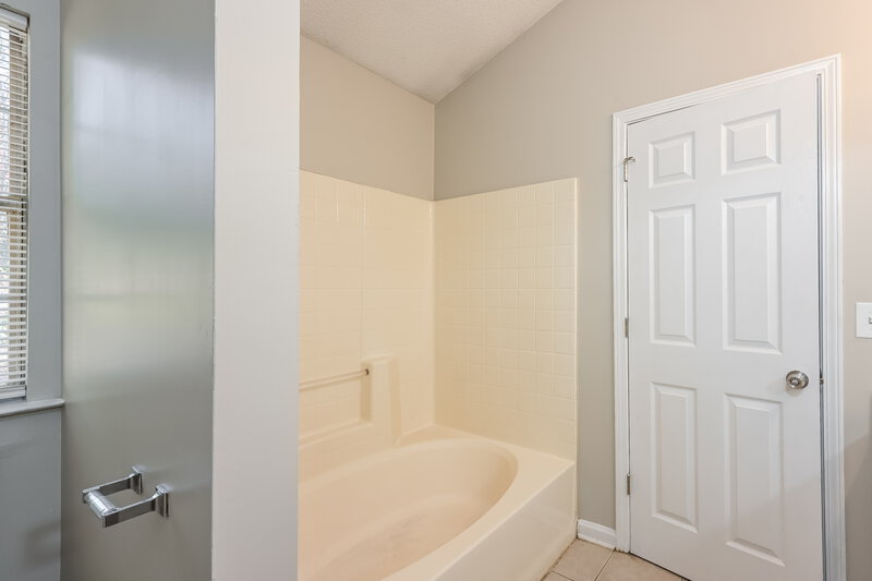 1,725/Mo, 702 Fair Harbor Drive Lithonia, GA 30058 Main Bathroom View 2