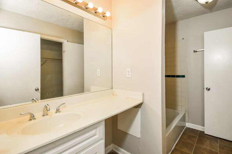 1,665/Mo, 3486 Thompson Drive NW Atlanta, GA 30331 Main Bathroom View
