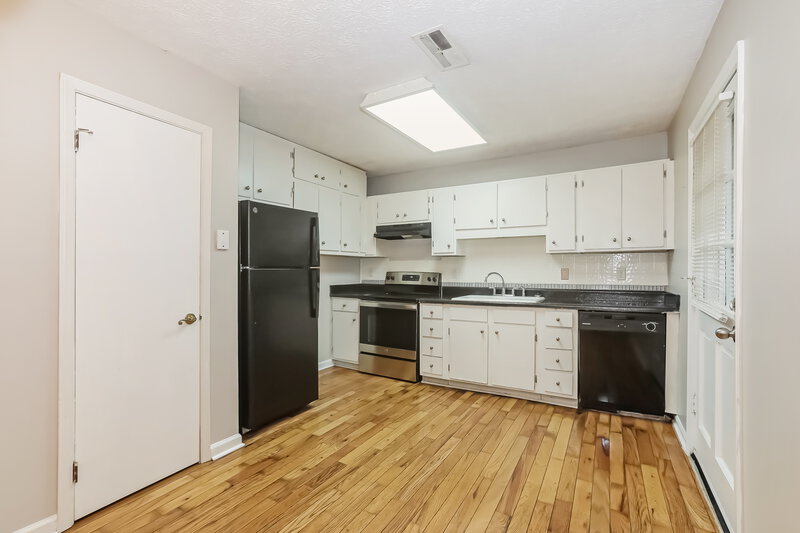 1,625/Mo, 4934 Liberty Ct Stone Mountain, GA 30087 Kitchen View