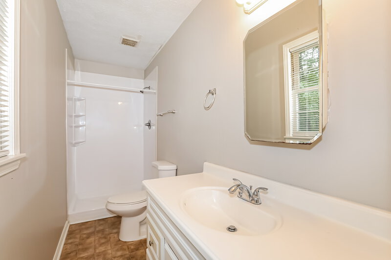 1,625/Mo, 4934 Liberty Ct Stone Mountain, GA 30087 Main Bathroom View