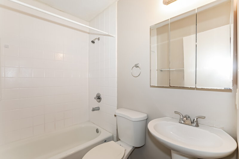 1,625/Mo, 4934 Liberty Ct Stone Mountain, GA 30087 Bathroom View