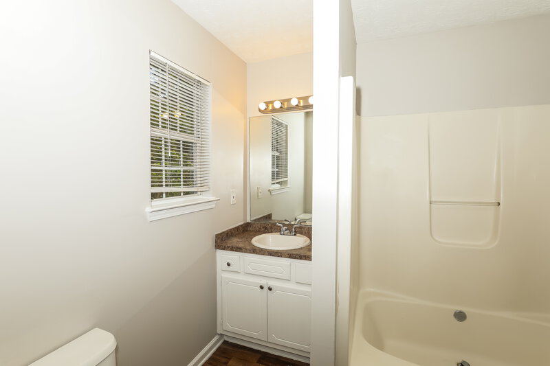 2,040/Mo, 8803 Ansley Way Jonesboro, GA 30238 Main Bathroom View