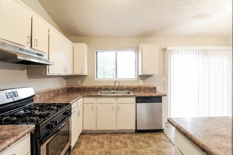 2,370/Mo, 5545 Rock Springs Road Lithonia, GA 30038 Kitchen View