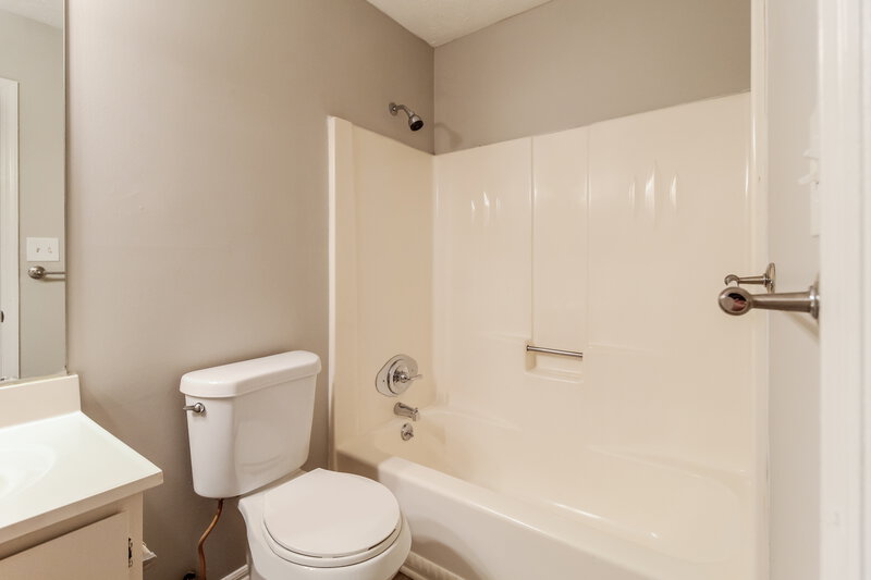 2,370/Mo, 5545 Rock Springs Road Lithonia, GA 30038 Main Bathroom View