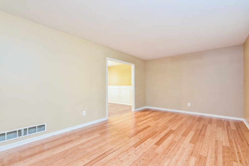 2,140/Mo, 3412 WARBLER Drive Decatur, GA 30034 Family Room View