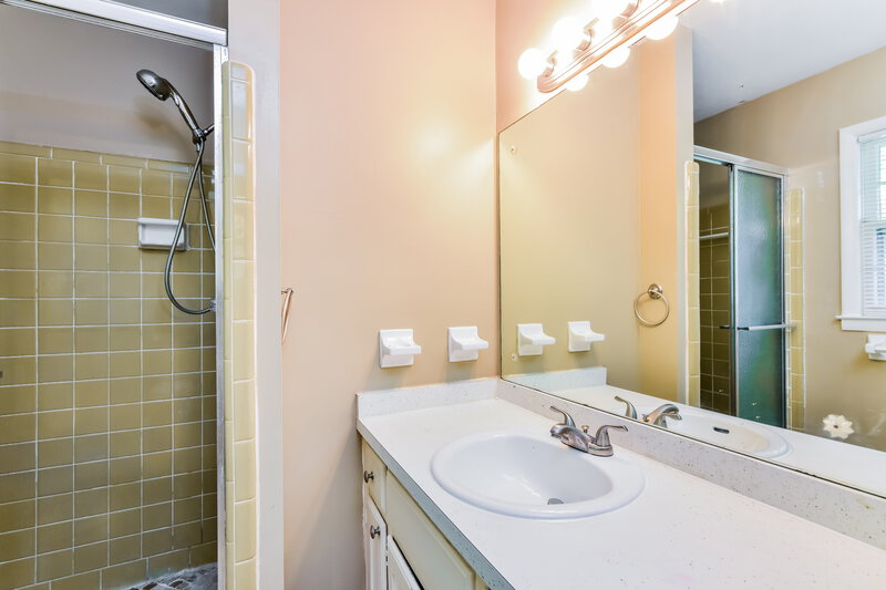 2,140/Mo, 3412 WARBLER Drive Decatur, GA 30034 Main Bathroom View