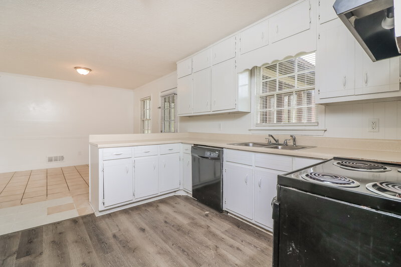 1,735/Mo, 1676 Grayson Parkway Grayson, GA 30017 Kitchen View 2