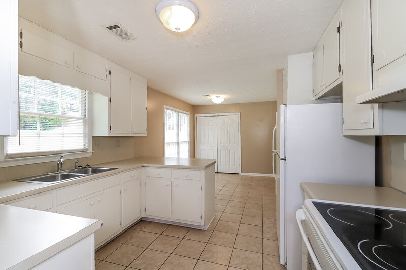 1,985/Mo, 3935 Willowmeade Drive Snellville, GA 30039 Kitchen View