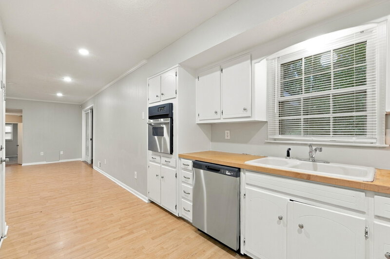 2,140/Mo, 4447 Casco Way Lilburn, GA 30047 Kitchen View