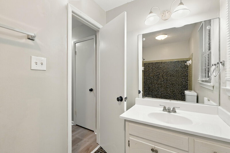2,140/Mo, 4447 Casco Way Lilburn, GA 30047 Bathroom View