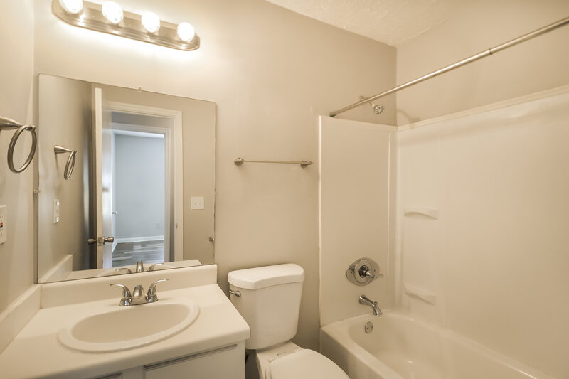 0/Mo, 1783 Big Valley Lane Stone Mountain, GA 30083 Main Bathroom View