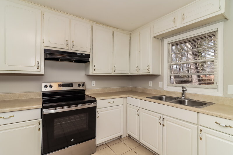 2,510/Mo, 3415 Lee Place Atlanta, GA 30349 Kitchen View 2