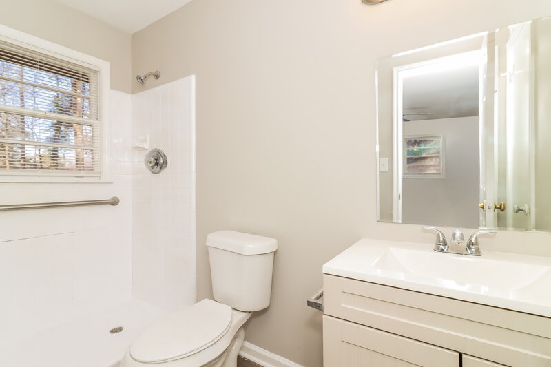 2,510/Mo, 3415 Lee Place Atlanta, GA 30349 Main Bathroom View