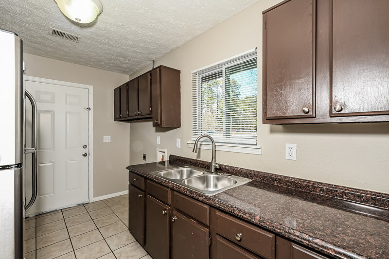 1,595/Mo, 4701 Lost Colony Court Stone Mountain, GA 30088 Kitchen View