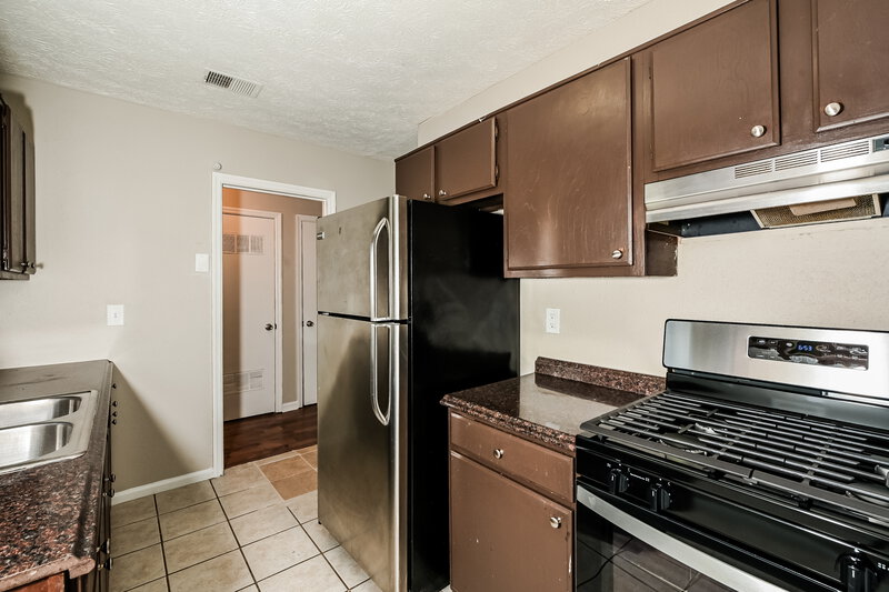 1,595/Mo, 4701 Lost Colony Court Stone Mountain, GA 30088 Kitchen View 2