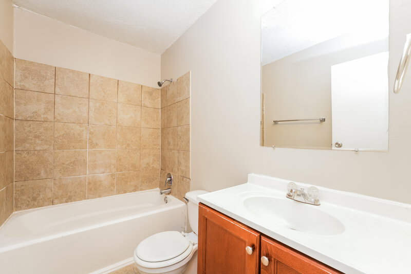 2,400/Mo, 1115 Forest Path Stone Mountain, GA 30088 Main Bathroom View