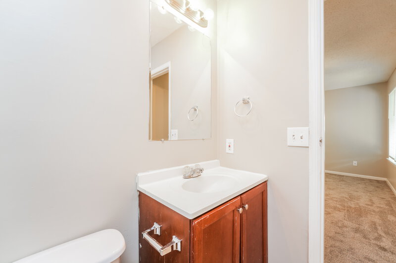 2,400/Mo, 1115 Forest Path Stone Mountain, GA 30088 Main Bathroom View 2