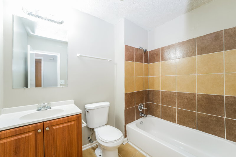 2,400/Mo, 1115 Forest Path Stone Mountain, GA 30088 Bathroom View