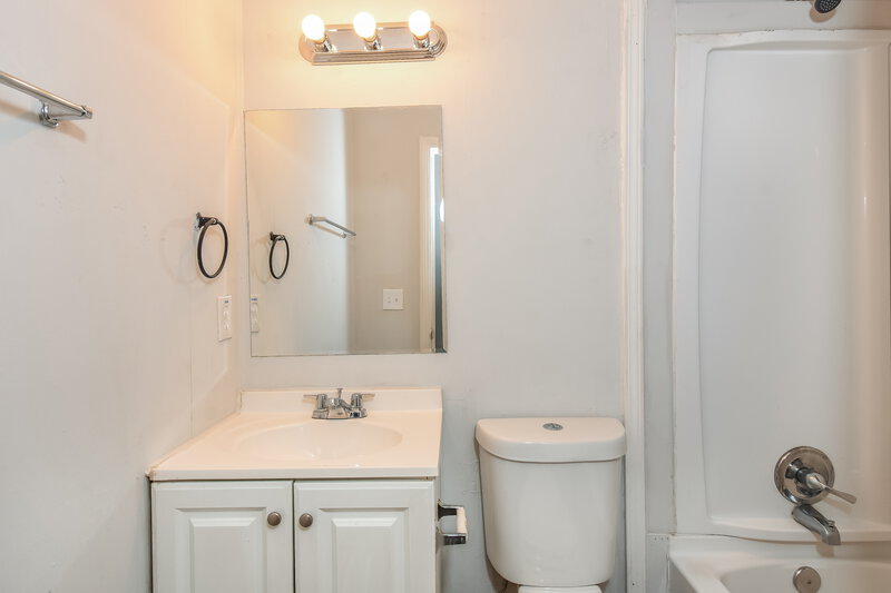 1,700/Mo, 851 Grayson Hwy Lawrenceville, GA 30046 Bathroom View