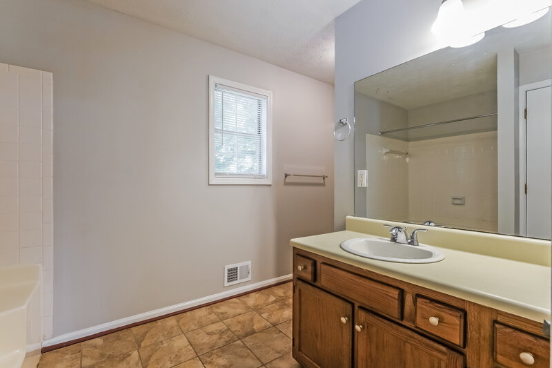 1,895/Mo, 3120 Revere Circle Snellville, GA 30039 Main Bathroom View