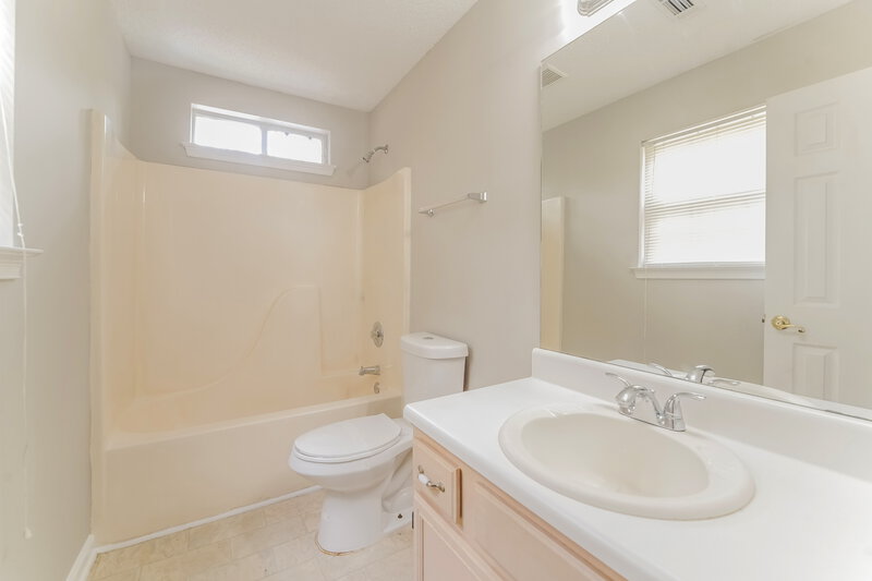 1,635/Mo, 1464 Cain Court N Douglasville, GA 30134 Main Bathroom View
