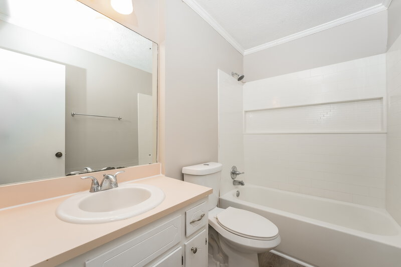 1,820/Mo, 4006 Tanglewood Road Snellville, GA 30039 Bathroom View 2