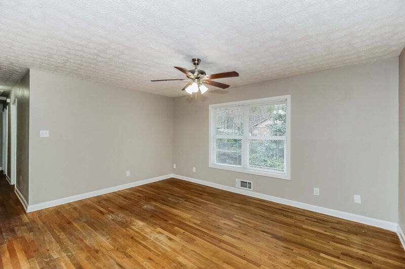 1,600/Mo, 554 Roxbury Drive Riverdale, GA 30274 Living Room View
