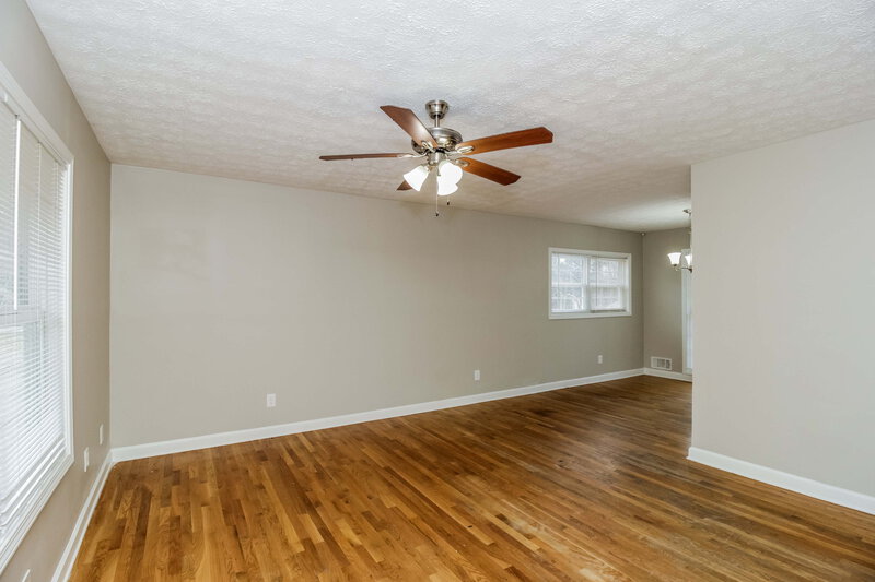 1,600/Mo, 554 Roxbury Drive Riverdale, GA 30274 Living Room View 2