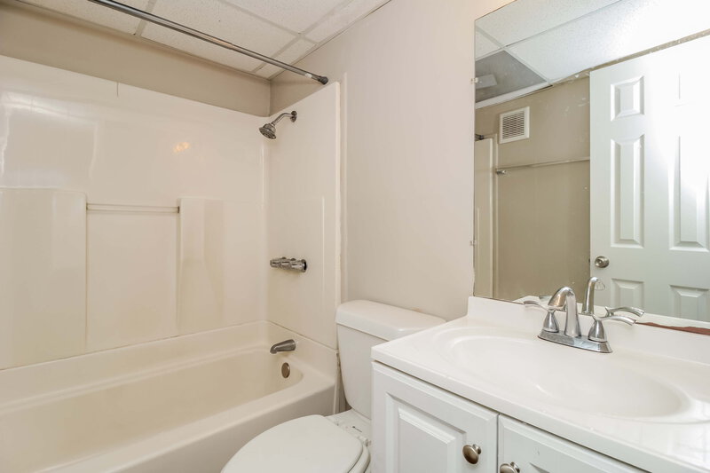1,600/Mo, 554 Roxbury Drive Riverdale, GA 30274 Main Bathroom View