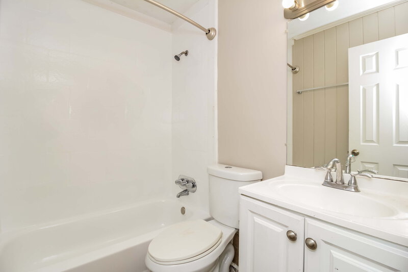 1,600/Mo, 554 Roxbury Drive Riverdale, GA 30274 Bathroom View