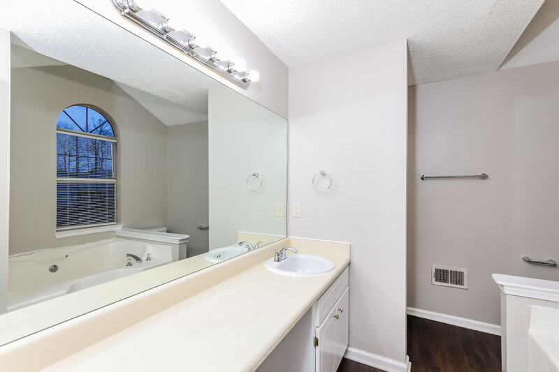 2,560/Mo, 1367 Misty Ridge Court Hampton, GA 30228 Main Bathroom View
