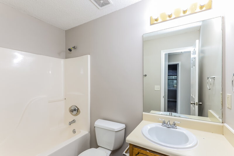 2,560/Mo, 1367 Misty Ridge Court Hampton, GA 30228 Bathroom View