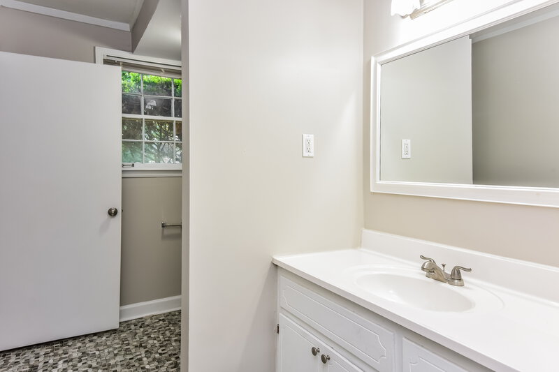 2,830/Mo, 4232 Newcomb Road Decatur, GA 30034 Bathroom View 2