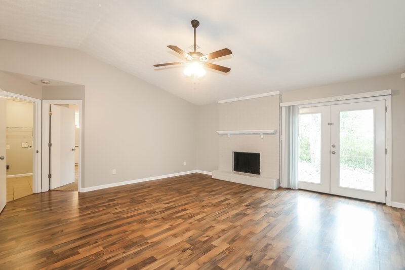 0/Mo, 878 Forest Path Stone Mountain, GA 30088 Living Room View