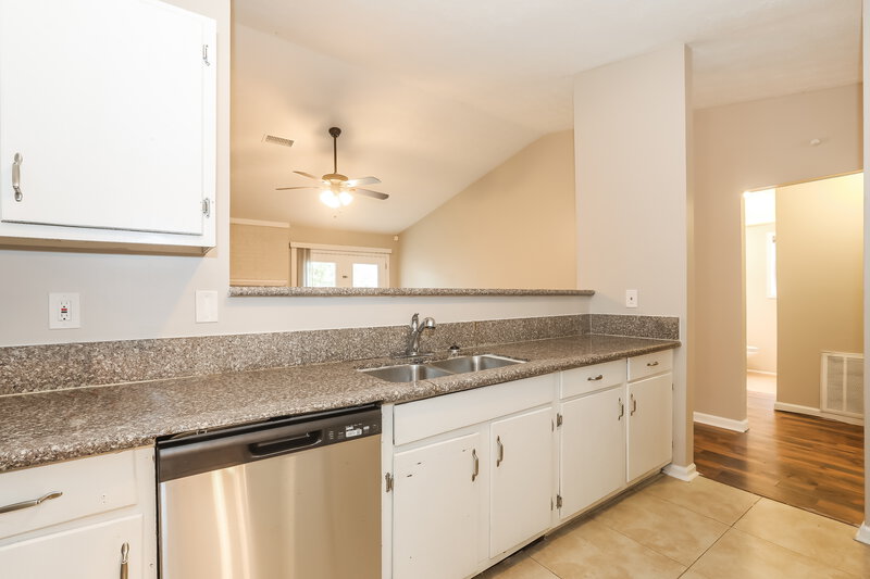 0/Mo, 878 Forest Path Stone Mountain, GA 30088 Kitchen View