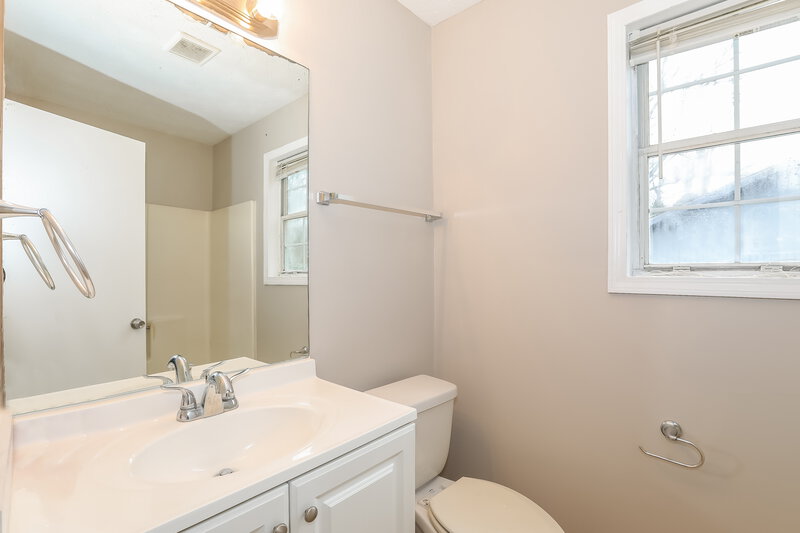 0/Mo, 878 Forest Path Stone Mountain, GA 30088 Bathroom View