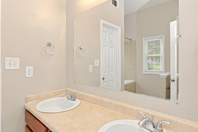 2,030/Mo, 3443 Oaktree Way Lithonia, GA 30038 Primary Bathroom View