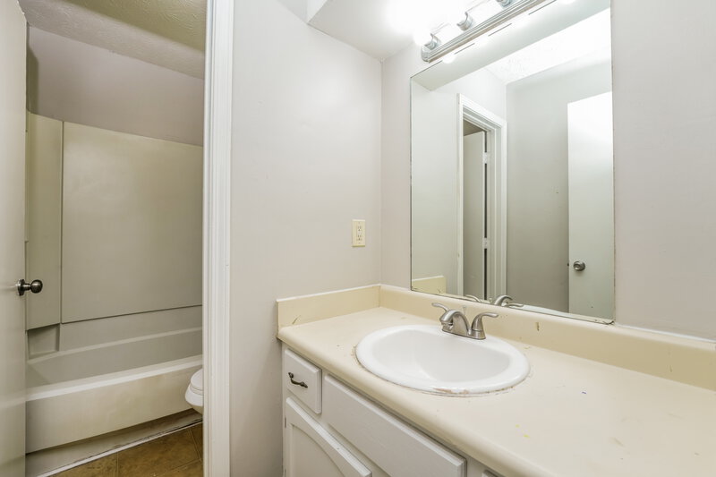 2,330/Mo, 6164 Saint Christophers Court Lithonia, GA 30058 Bathroom View