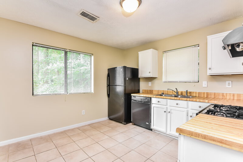 1,895/Mo, 469 Sherwood Greens Stone Mountain, GA 30087 Kitchen View 3