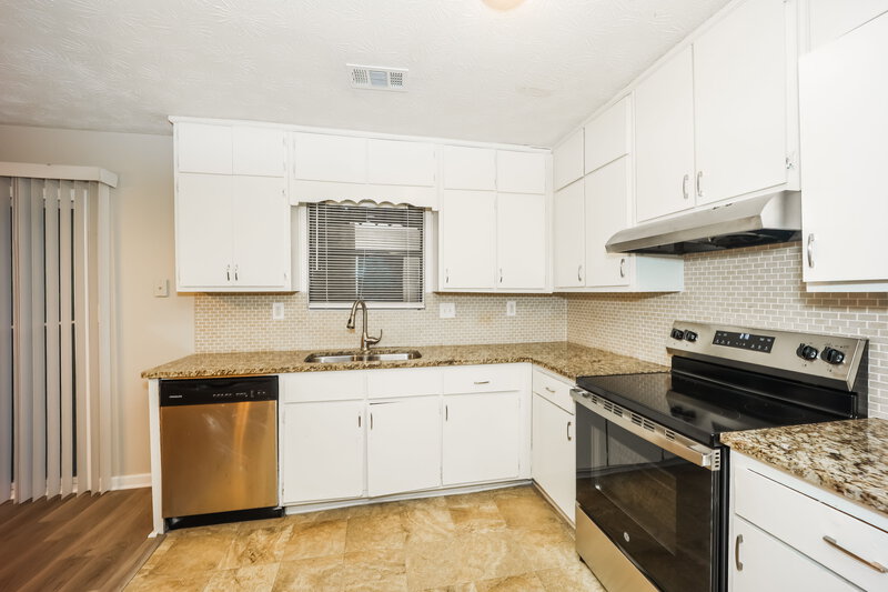 1,580/Mo, 3840 Chimney Mill Court Ellenwood, GA 30294 Kitchen View 2