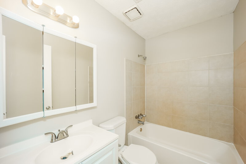 1,580/Mo, 3840 Chimney Mill Court Ellenwood, GA 30294 Main Bathroom View