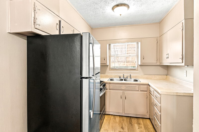 1,515/Mo, 5585 Greenwood Way Forest Park, GA 30297 Kitchen View 2