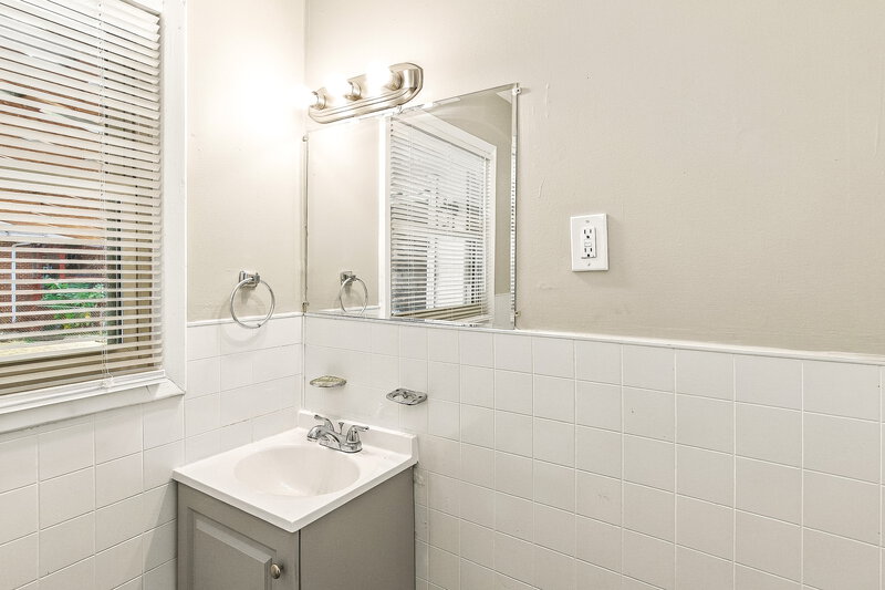 1,515/Mo, 5585 Greenwood Way Forest Park, GA 30297 Primary Bathroom View 2