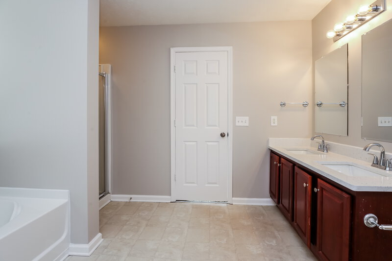 2,100/Mo, 3098 Farmstead Court Snellville, GA 30017 Main Bathroom View