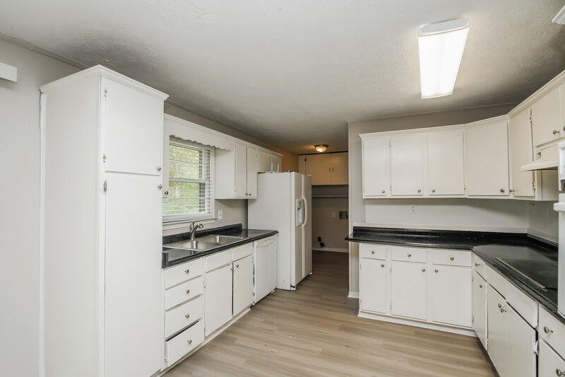1,615/Mo, 250 Spanish Trails Way Dallas, GA 30157 Kitchen View