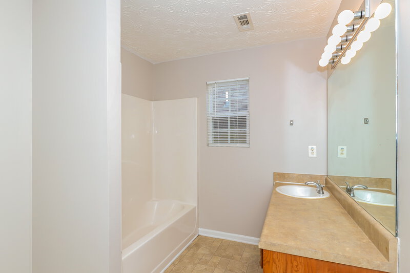 1,595/Mo, 609 Carlton Pointe Drive Palmetto, GA 30268 Main Bathroom View