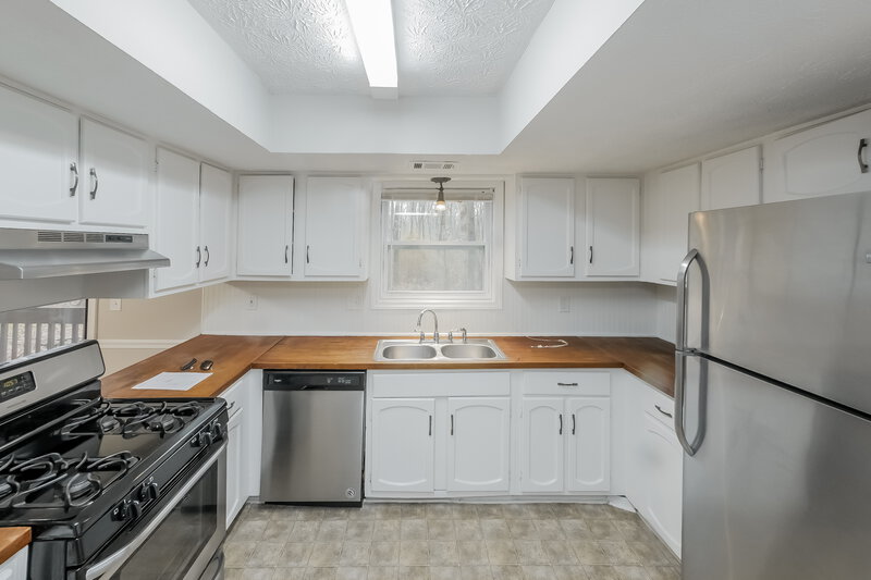 2,360/Mo, 220 N Fayette Court Fayetteville, GA 30214 Kitchen View