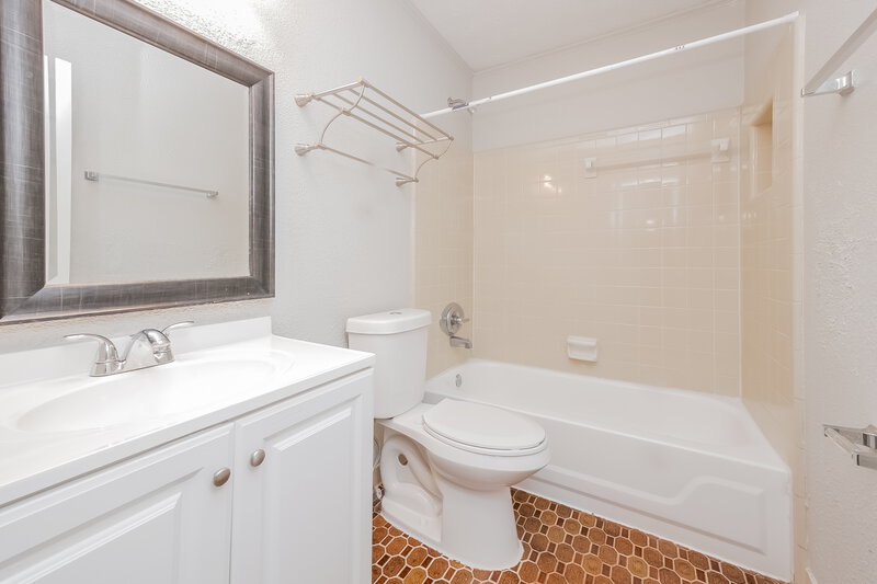 2,360/Mo, 220 N Fayette Court Fayetteville, GA 30214 Bathroom View