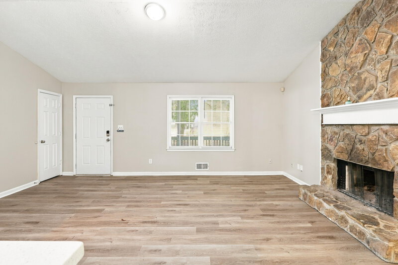 0/Mo, 286 Sweetwater Circle Powder Springs, GA 30127 Living Room View