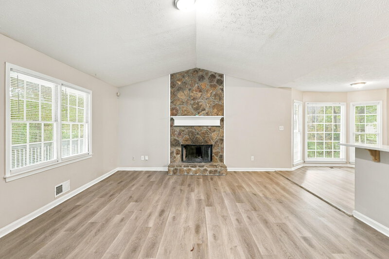 0/Mo, 286 Sweetwater Circle Powder Springs, GA 30127 Living Room View 2